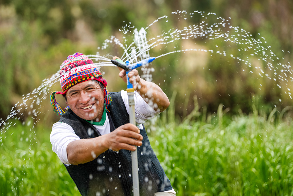 Der Landwirt  Javier Quispe Valle mit seiner gerade installierten künstlichen Bewässerungsanlage.