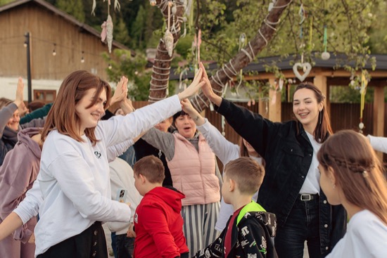 Spielende Frauen und Kinder